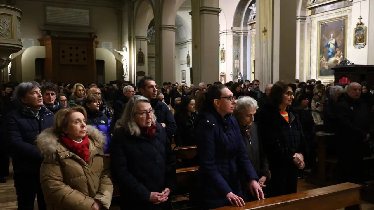 La chiesa affollata durante il momento di preghiera