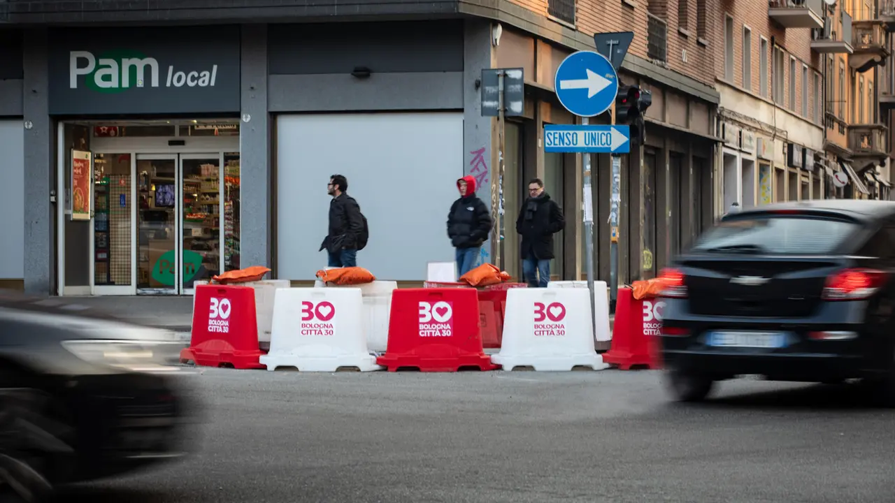 La città 30 è stata istituita a inizio 2024 a Bologna (Foto Ansa)