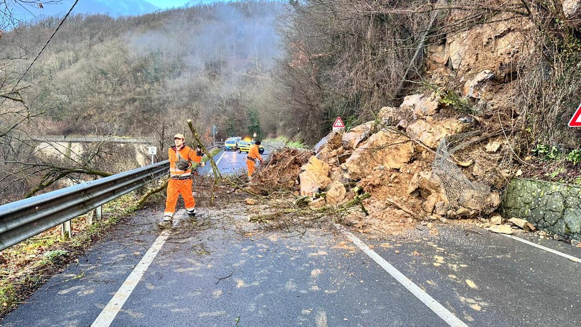 Maltempo in Toscana, una frana blocca la statale. Traffico deviato e disagi alla circolazione