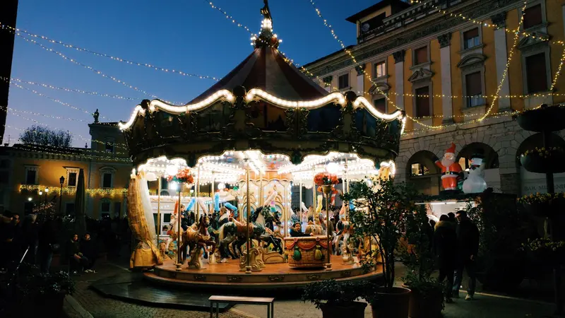 La giostra dei cavalli in piazza del Mercato - Foto © www.giornaledibrescia.it