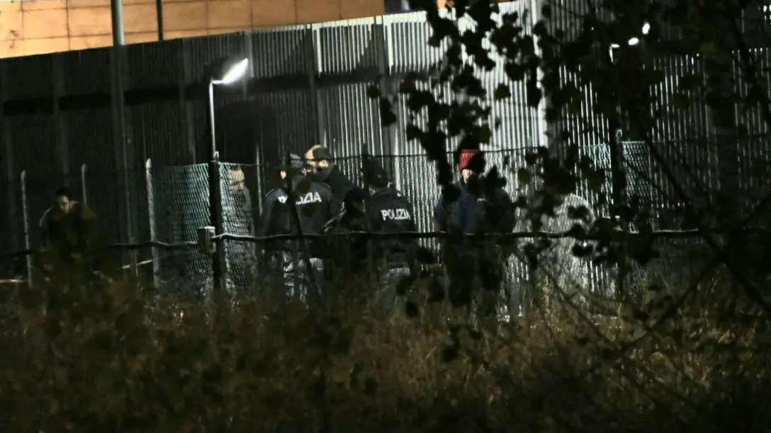 La polizia nel luogo dell'accoltellamento (foto Schicchi)