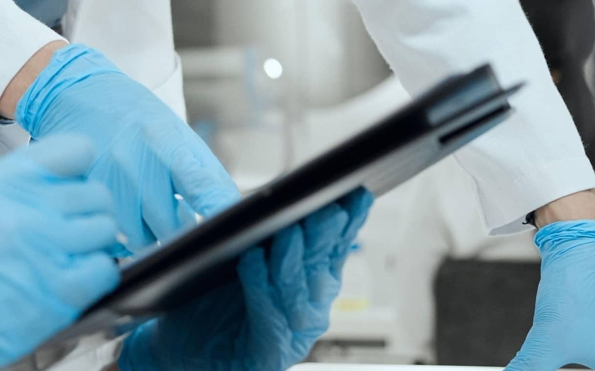 Sclerosi multipla, scoperte le cause della malattia: lo studio su virus e genetica