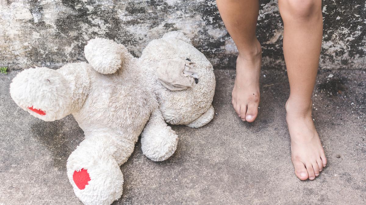 Lascia la figlia di 6 anni sola fuori casa, nuda e senza cibo. La bimba alla maestra: “Quella mi ammazza”