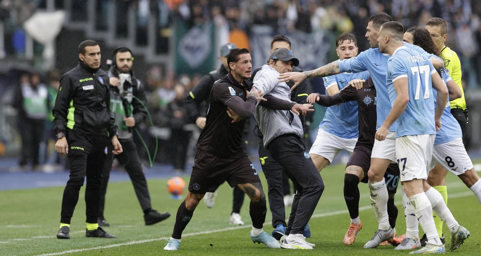 Lazio-Napoli finisce nel caos. Tre espulsioni e Conte in campo, cos'è successo