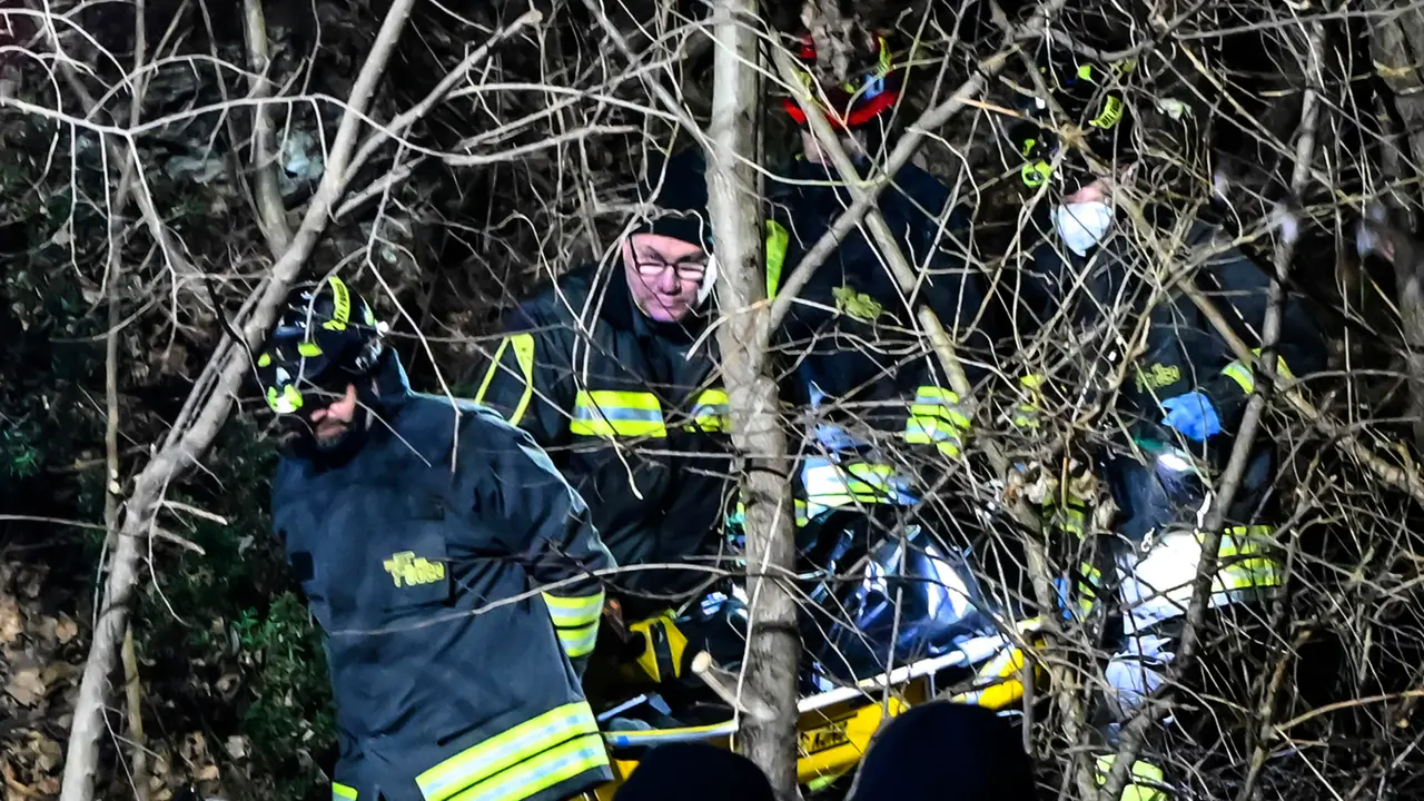 Le operazioni di recupero del corpo all’ingresso del sentiero dove è stata ritrovata senza vita Annabella Martinelli (Ansa)