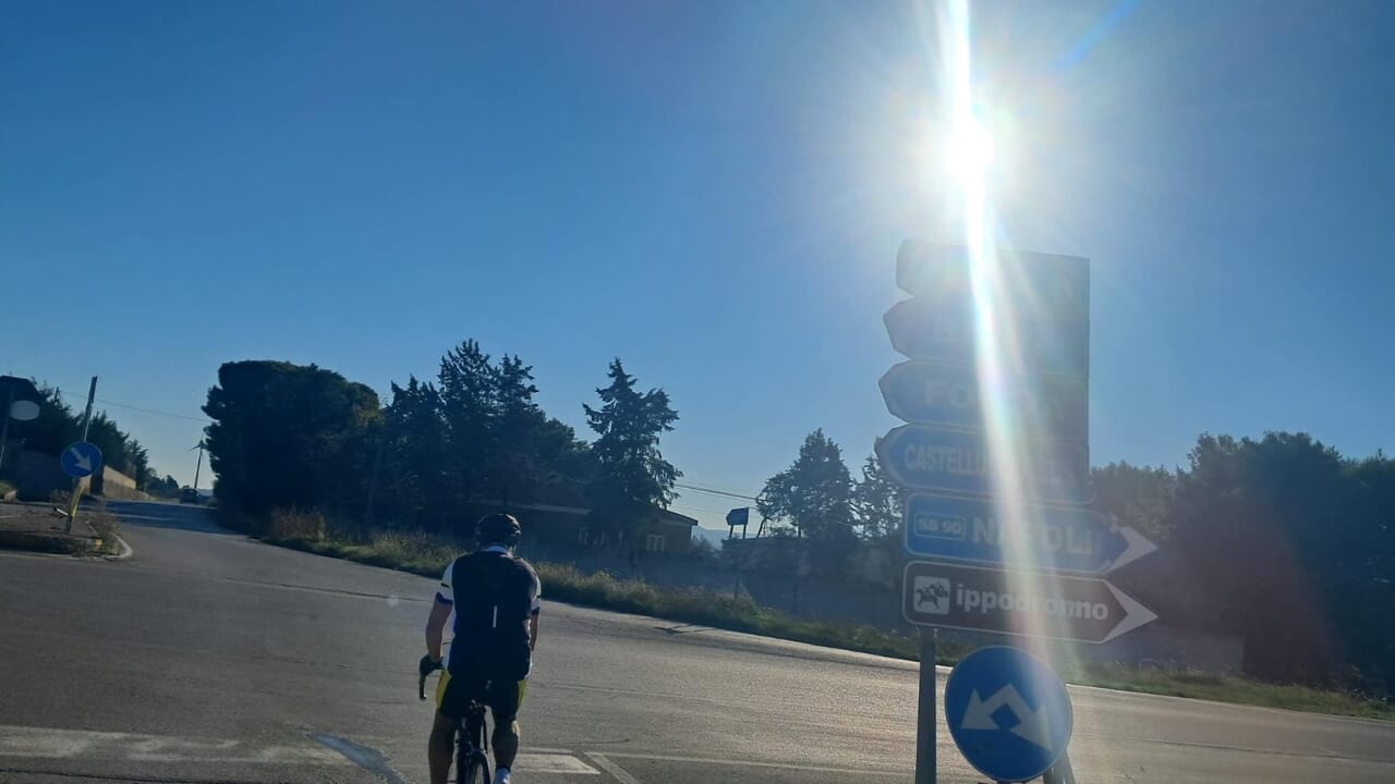 investito e ucciso da un'auto durante una pedalata tra amici