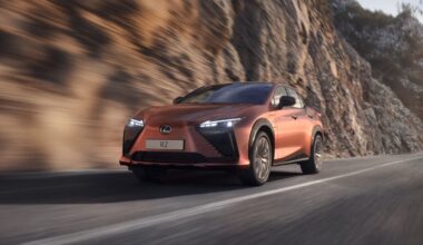 Nuova Lexus RZ arriva in Italia: cresce l'autonomia e c'è lo steer-by-wire. Ecco quanto costa