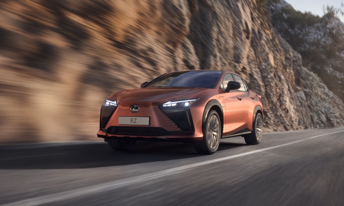 Nuova Lexus RZ arriva in Italia: cresce l'autonomia e c'è lo steer-by-wire. Ecco quanto costa