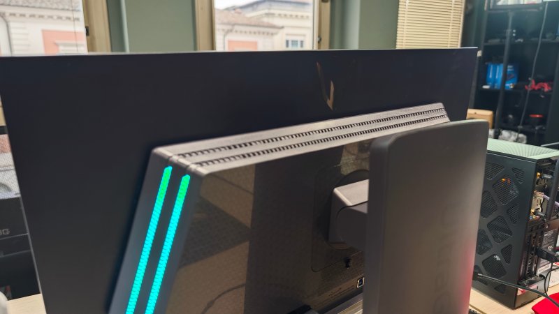 L'estetica dell'UltraGear OLED 27GX700A è quella classica della serie gaming LG