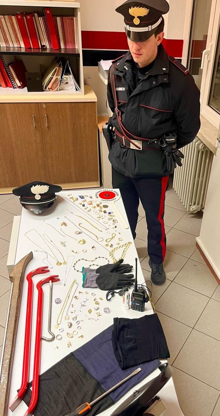 Rinvenuti anche diversi arnesi da scasso