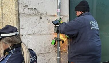 La polizia locale di Milano sta tagliando i “lucchettoni” con le chiavi dei B&b