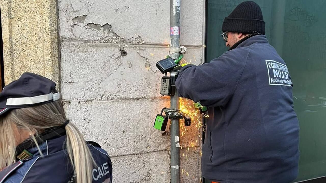 La polizia locale di Milano sta tagliando i “lucchettoni” con le chiavi dei B&b