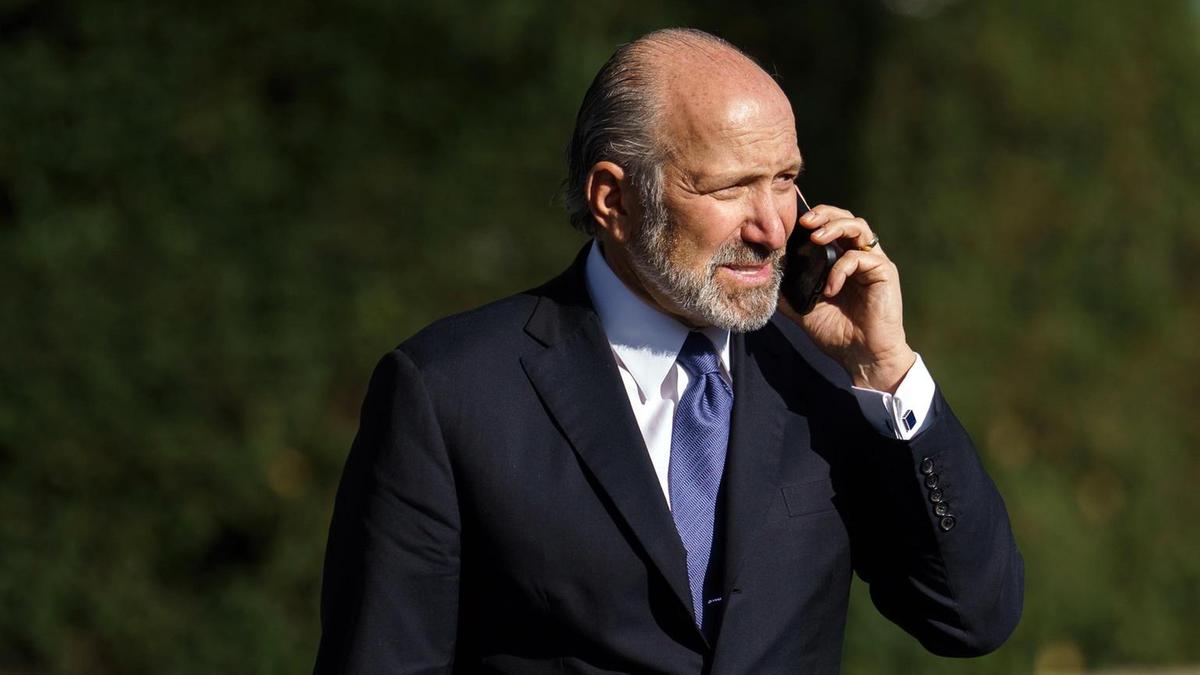 Davos e la cena dei miliardari finita nel caos. Fischiato Lutnick, il falco dei dazi di Trump. Anche Lagarde si alza e se ne va
