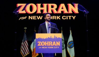 New York, aumentano il prezzo dei trasporti e i pendolari gridano al "tradimento" di Mamdani