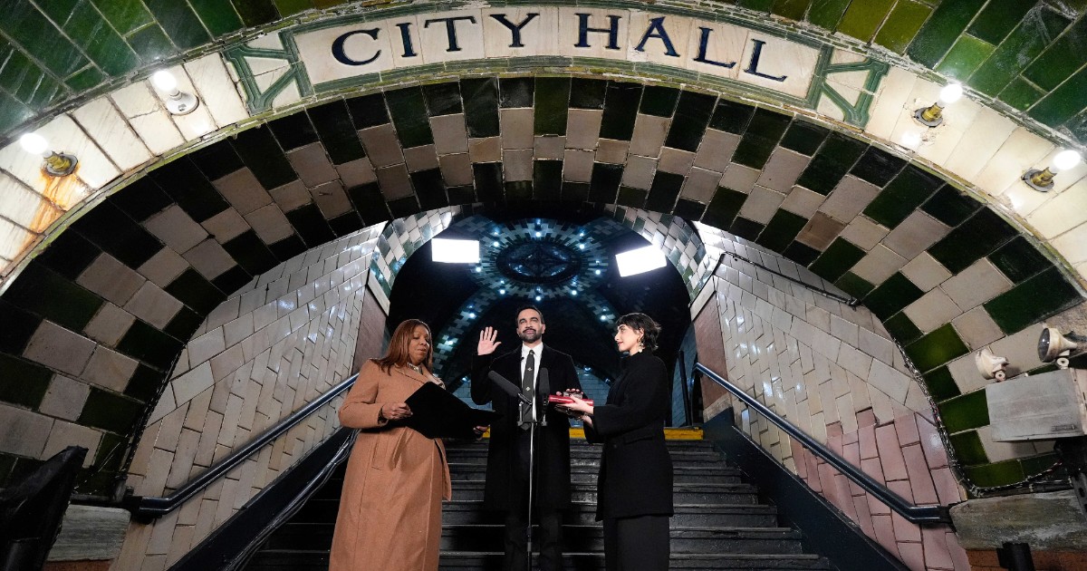 Zohran Mamdani giura sul Corano, prima volta per New York