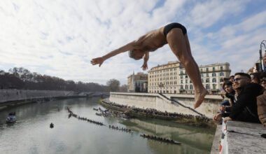 Roma, il tuffo nel Tevere dell'erede di Mister Ok