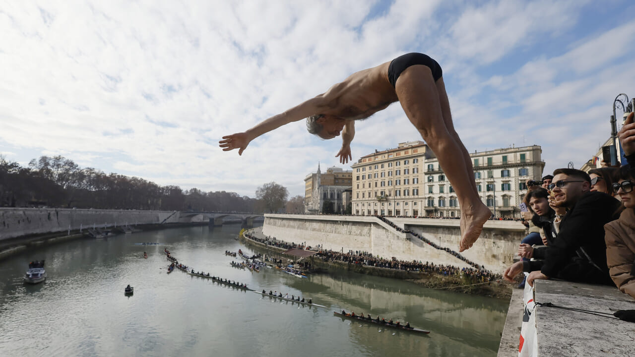 Roma, il tuffo nel Tevere dell'erede di Mister Ok