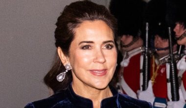 Mary di Danimarca incanta i diplomatici, look impalpabile blu notte e maxi perle