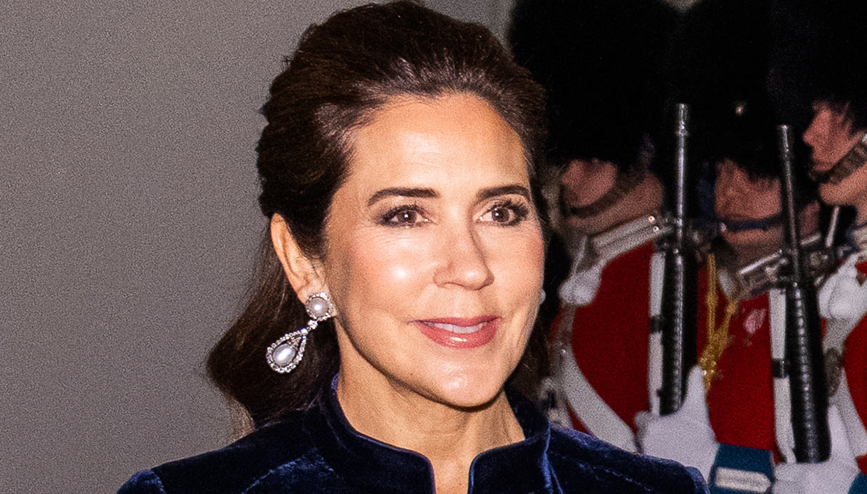 Mary di Danimarca incanta i diplomatici, look impalpabile blu notte e maxi perle