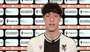 Un ragazzo giovane coi capelli neri