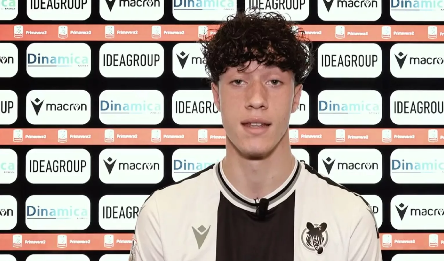 Un ragazzo giovane coi capelli neri