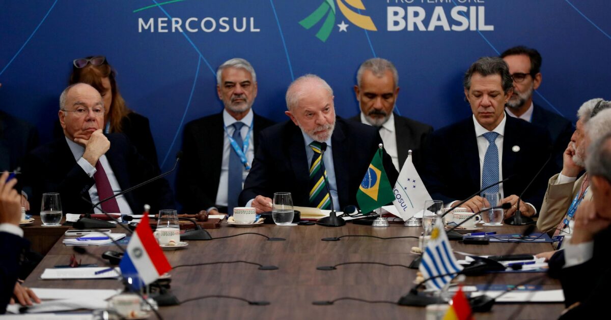 L'Ue stanza 45 miliardi in più per gli agricoltori e punta al si dell'Italia al Mercosur. Meloni canta vittoria