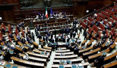 Decreto Riarmo, il gioco di prestigio del governo: “aiuti militari” nel testo, non nel titolo. Le opposizioni: “Buffonata” - Il Fatto Quotidiano