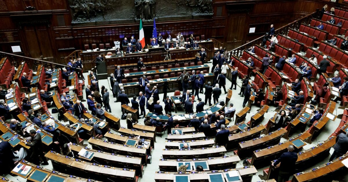 Decreto Riarmo, il gioco di prestigio del governo: “aiuti militari” nel testo, non nel titolo. Le opposizioni: “Buffonata” - Il Fatto Quotidiano
