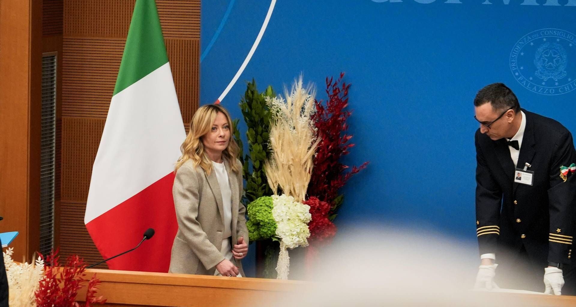 Il look di Giorgia Meloni in conferenza stampa, giacca beige e chioma 'beachwaves'
