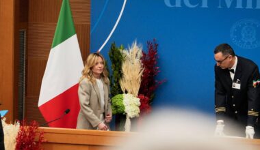 Il look di Giorgia Meloni in conferenza stampa, giacca beige e chioma 'beachwaves'