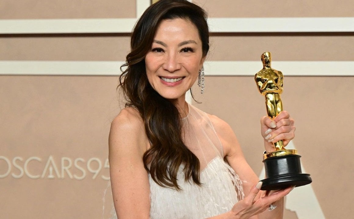 Michelle Yeoh con il premio Oscar per Everything Everywhere All at Once
