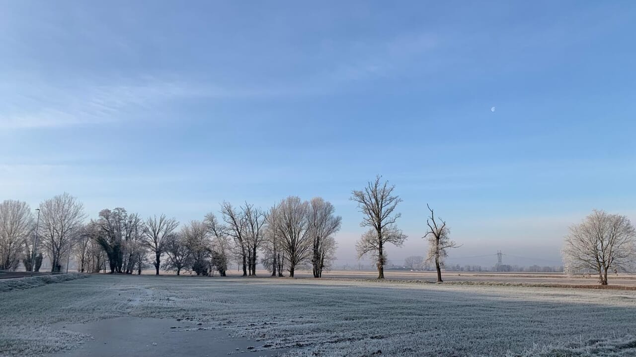 Sculture di ghiacchio nella campagna intorno a Milano
