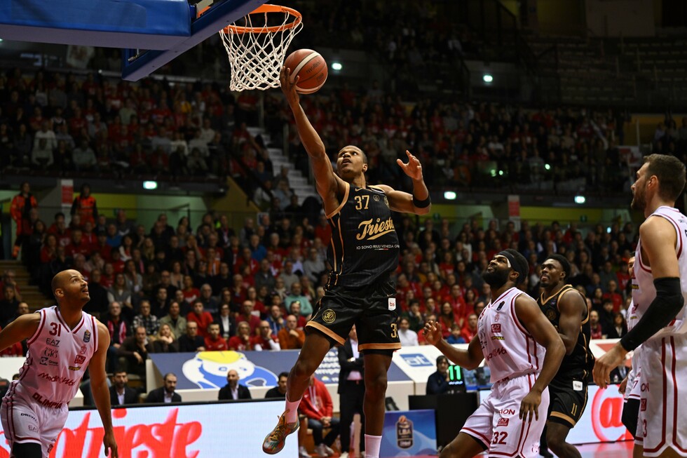 Pallacanestro Trieste show, Szolnoki dura un tempo