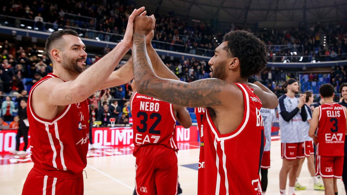 Basket, Serie A: una magia di Brooks salva Milano, Sassari sorprende Brescia