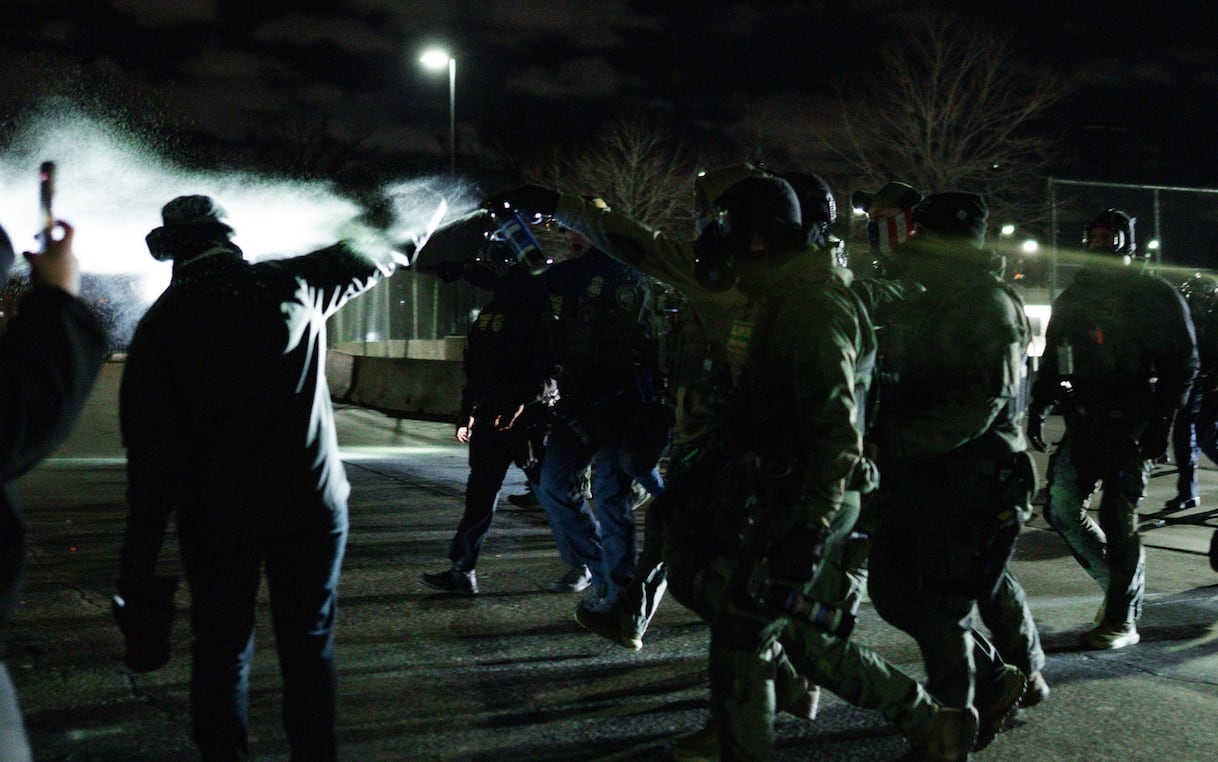 Proteste a Minneapolis dopo morte Renee Good, scontri tra agenti Ice e manifestanti