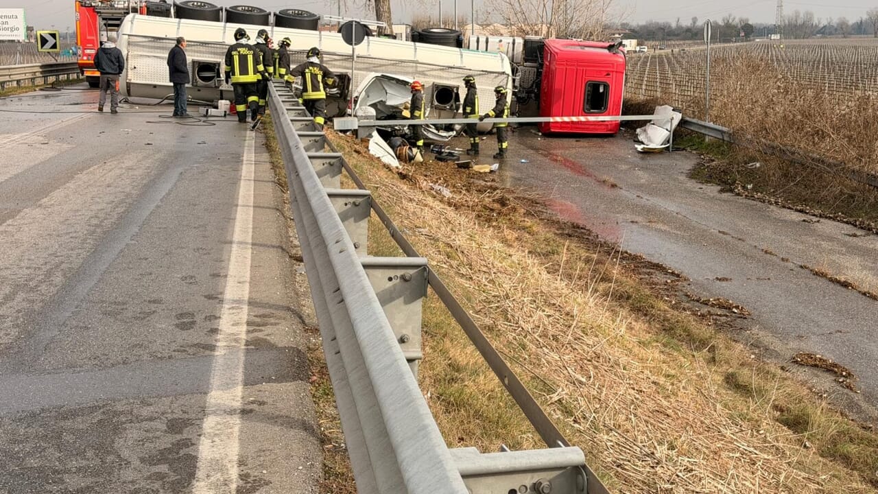 Tragedia a Maserada, incidente tra auto, camion e furgone: un morto