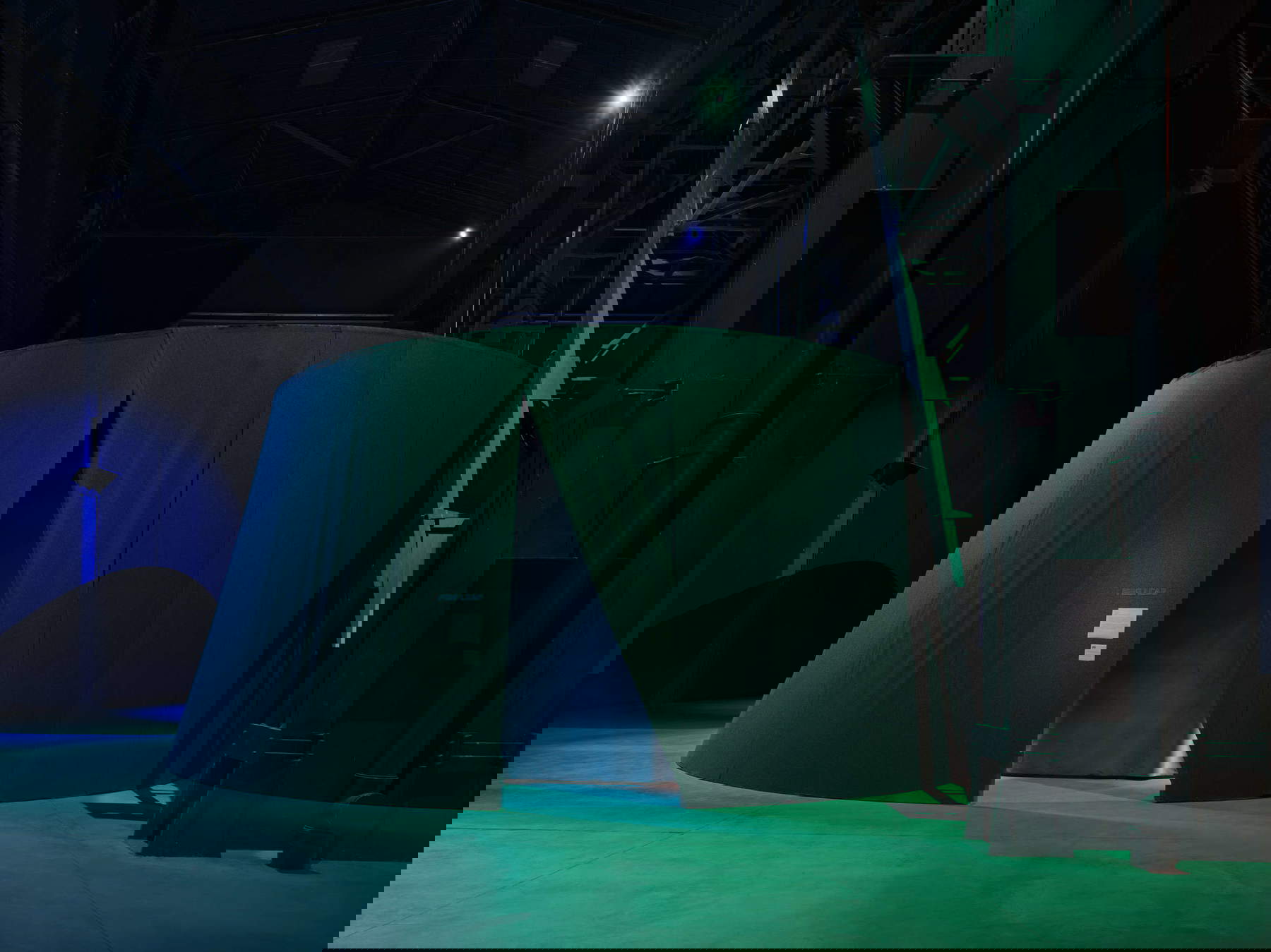 Allestimenti della mostra della mostra Nan Goldin. This Will Not End Well © Nan Goldin, su concessione dell’artista, Gagosian e Pirelli HangarBicocca, Milano. Foto: Agostino Osio