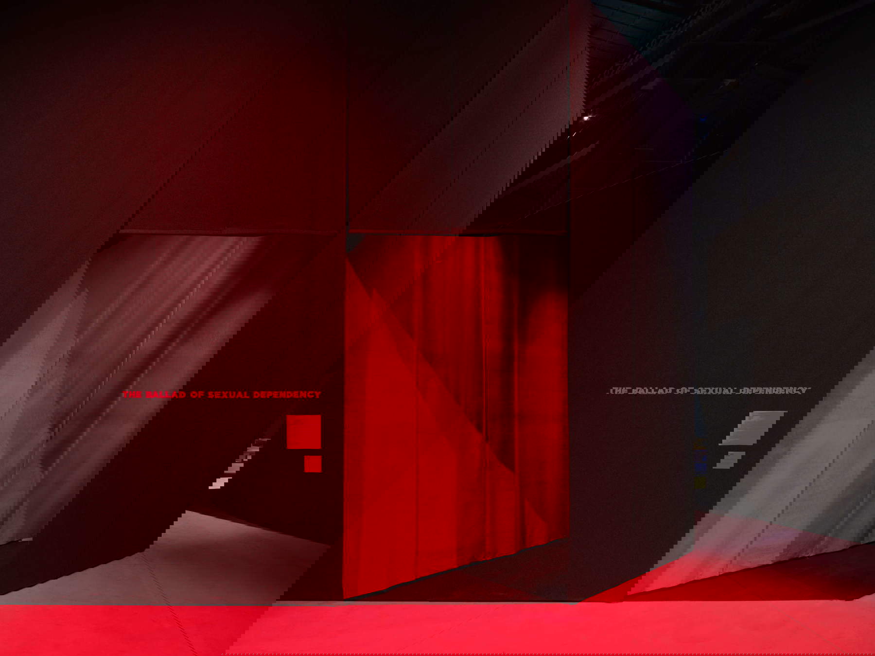 Allestimenti della mostra della mostra Nan Goldin. This Will Not End Well © Nan Goldin, su concessione dell’artista, Gagosian e Pirelli HangarBicocca, Milano. Foto: Agostino Osio