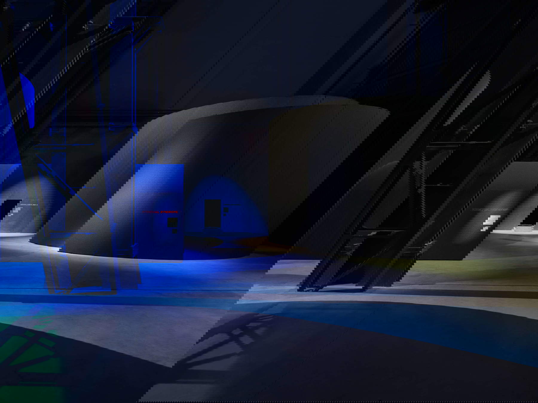 Allestimenti della mostra della mostra Nan Goldin. This Will Not End Well © Nan Goldin, su concessione dell’artista, Gagosian e Pirelli HangarBicocca, Milano. Foto: Agostino Osio