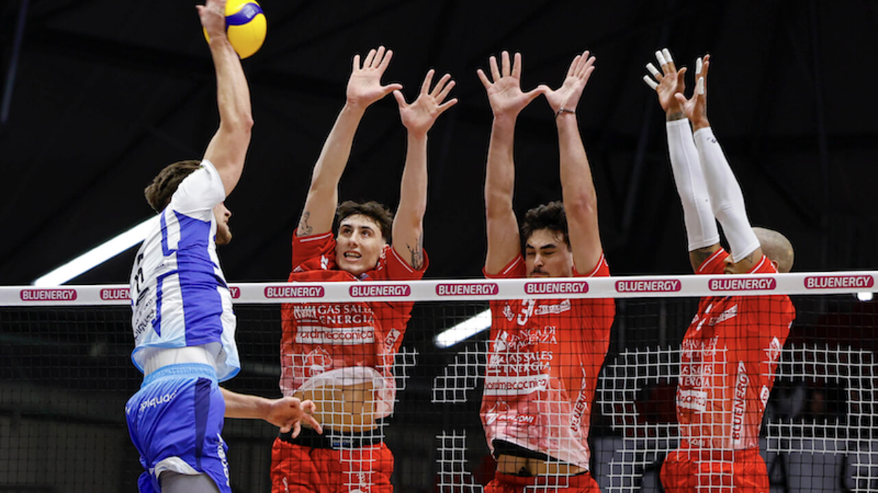 Maturità da grande per una bella Gas Sales Bluenergy: 3-0 a Monza