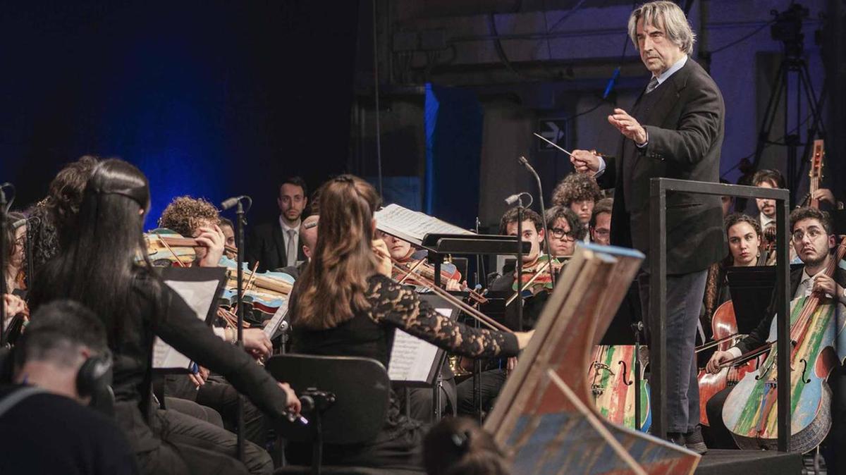 Fine speranza mai, Riccardo Muti e l’orchestra Cherubini suonano liberi nel carcere di Opera