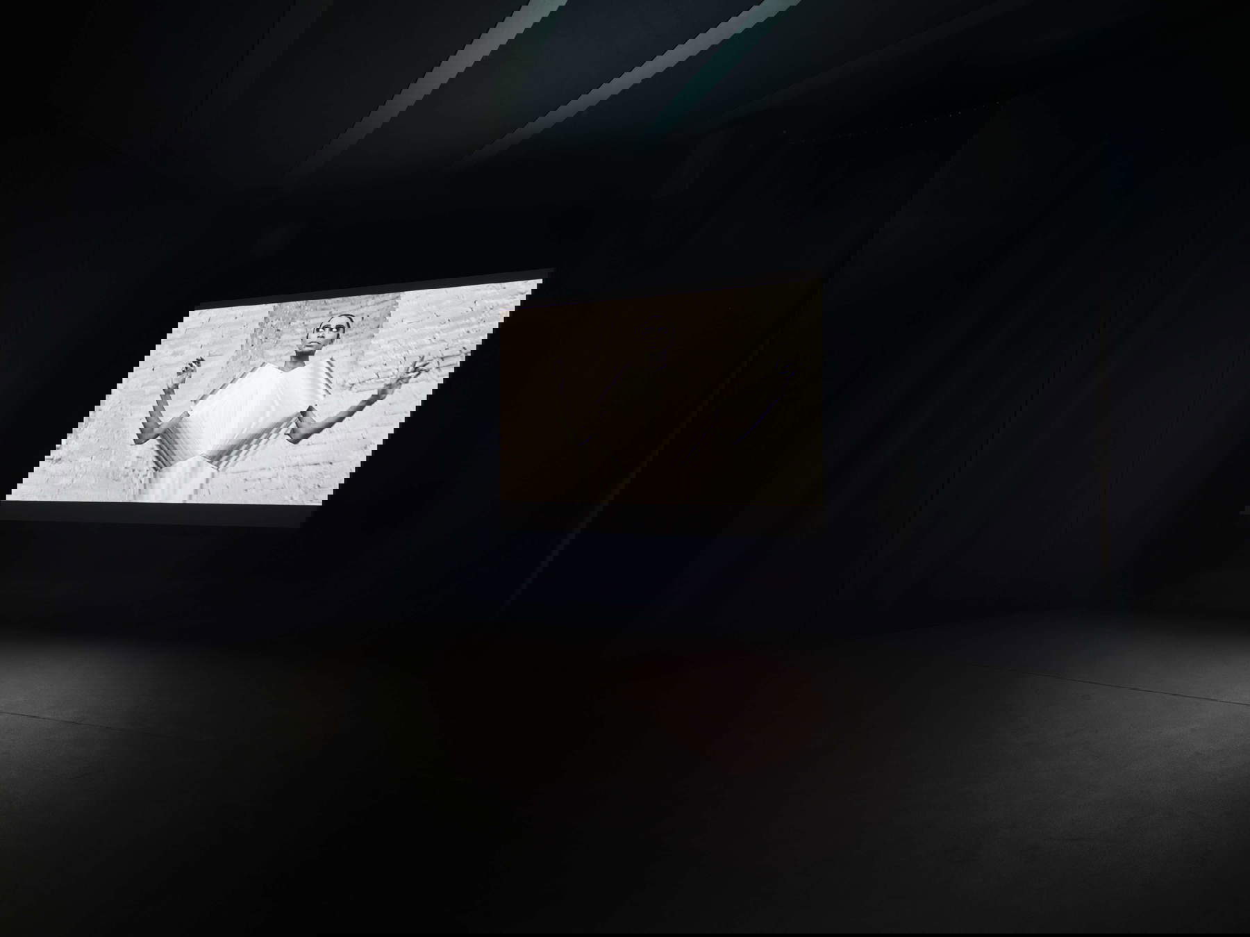 Nan Goldin, Sirens (2019-2020). Veduta dell’installazione, Pirelli HangarBicocca, Milano, 2025 © Nan Goldin, su concessione dell’artista, Gagosian e Pirelli HangarBicocca, Milano. Foto: Agostino Osio