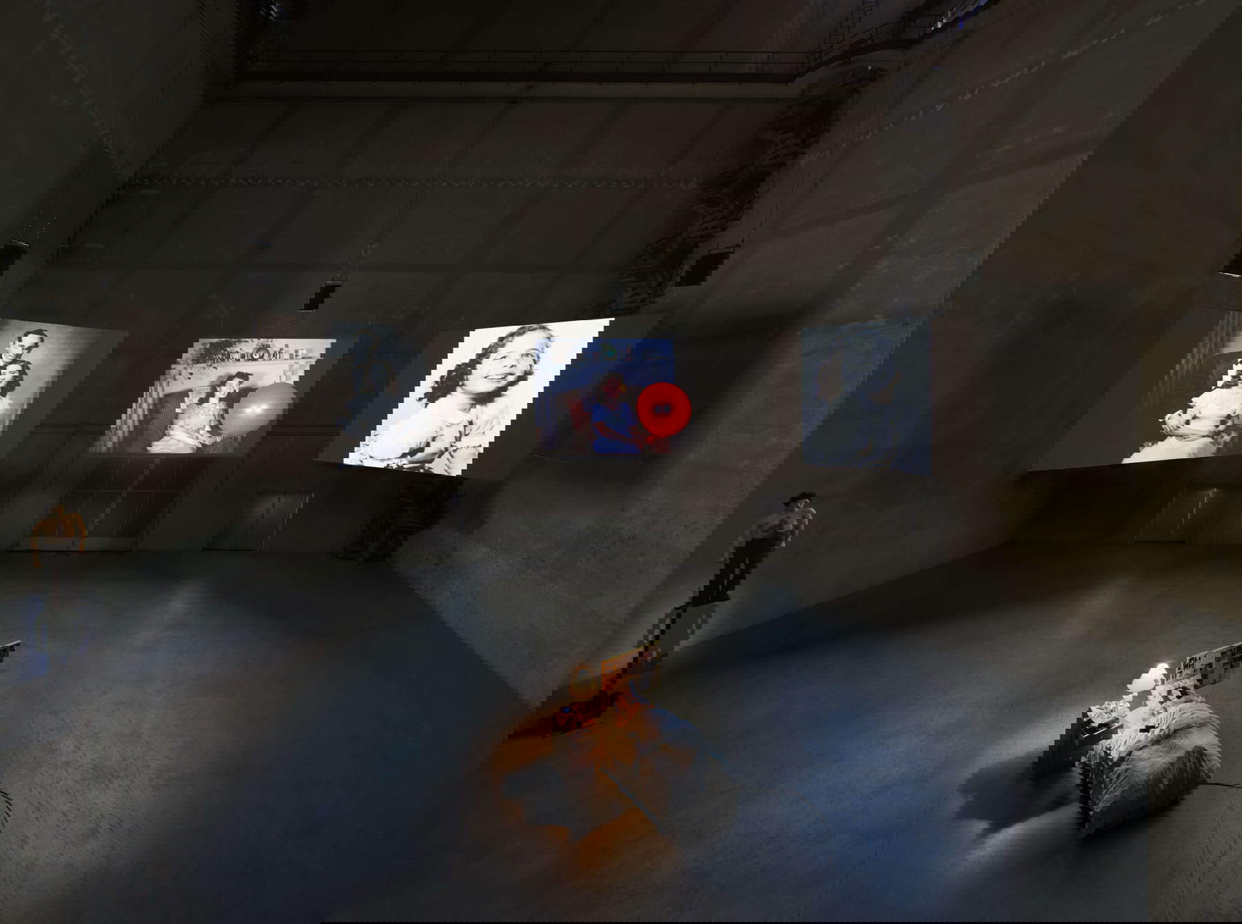 Nan Goldin, Sisters, Saints, Sibyls (2004-2022). Veduta dell’installazione, Pirelli HangarBicocca, Milano, 2025 © Nan Goldin, su concessione dell’artista, Kramlich Collection e Pirelli HangarBicocca, Milano. Foto: Agostino Osio