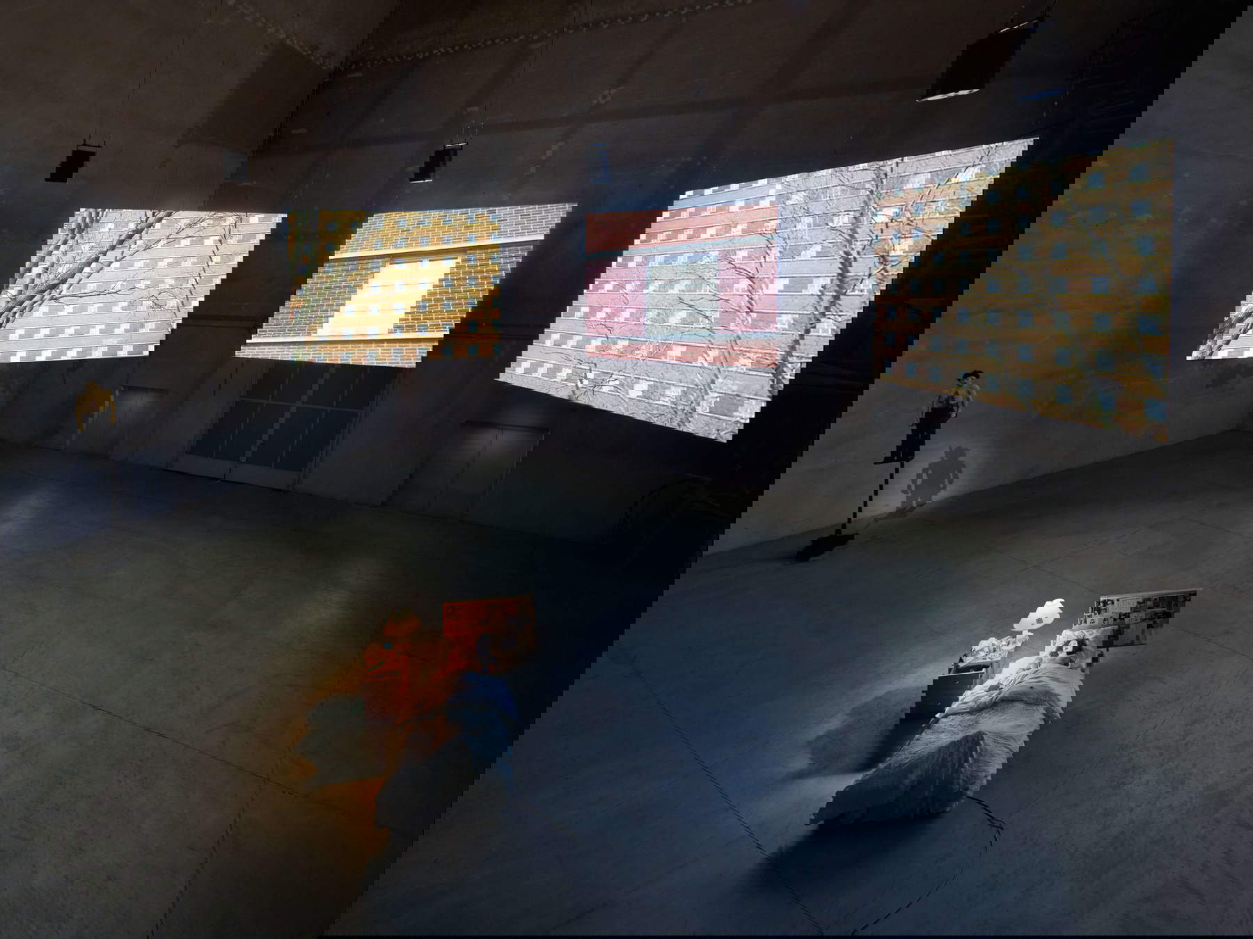 Nan Goldin, Sisters, Saints, Sibyls (2004-2022). Veduta dell’installazione, Pirelli HangarBicocca, Milano, 2025 © Nan Goldin, su concessione dell’artista, Kramlich Collection e Pirelli HangarBicocca, Milano. Foto: Agostino Osio