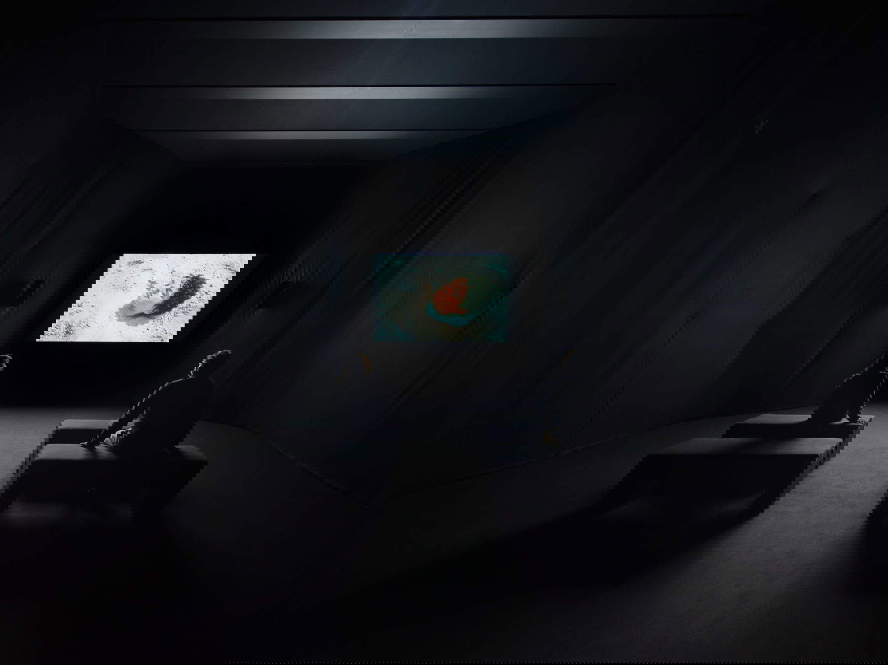 Nan Goldin, Stendhal Syndrome (2024). Veduta dell’installazione, Pirelli HangarBicocca, Milano, 2025 © Nan Goldin, su concessione dell’artista, Gagosian e Pirelli HangarBicocca, Milano. Foto: Agostino Osio