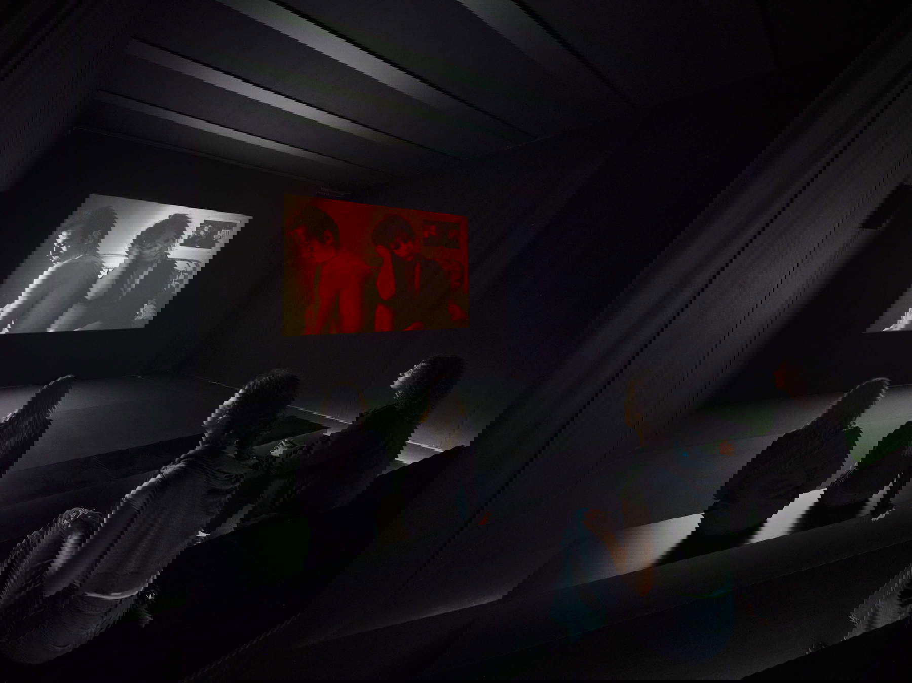 Nan Goldin, The Ballad of Sexual Dependency (1981-2022). Veduta dell’installazione, Pirelli HangarBicocca, Milano, 2025 © Nan Goldin, su concessione dell’artista, Gagosian e Pirelli HangarBicocca, Milano. Foto: Agostino Osio