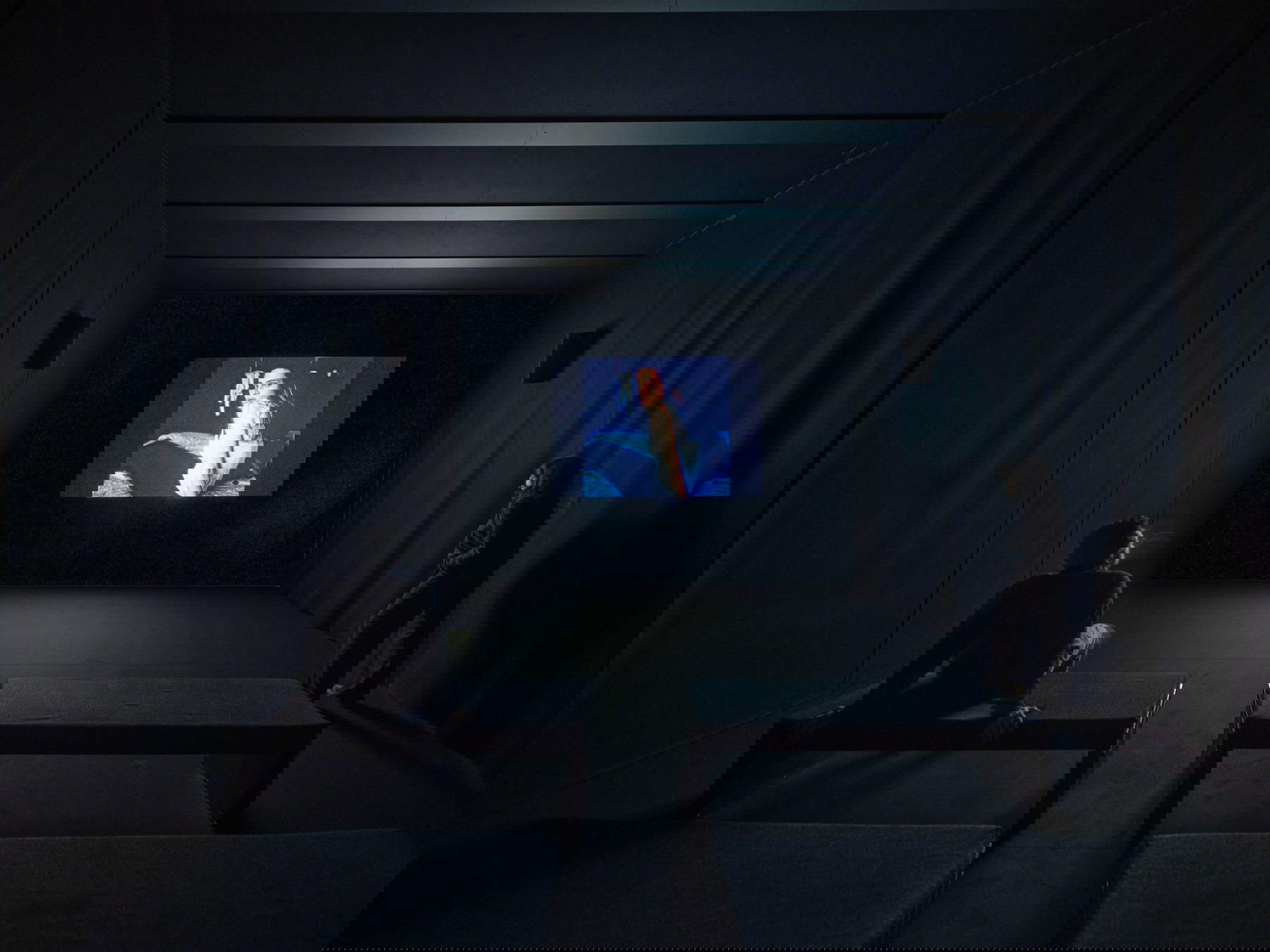 Nan Goldin, The Other Side (1992-2021). Veduta dell’installazione, Pirelli HangarBicocca, Milano, 2025 © Nan Goldin, su concessione dell’artista, Gagosian e Pirelli HangarBicocca, Milano. Foto: Agostino Osio