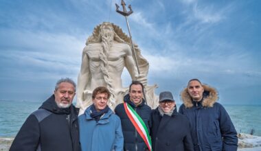 Nettuno-Dio del Mare: il nuovo simbolo di Martinsicuro. Inaugurata l'opera d'arte FOTO - Notizie
