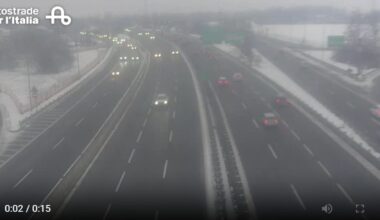 Pericolo ghiaccio, disagi e code in autostrada per la neve: scatta l'allerta gelo