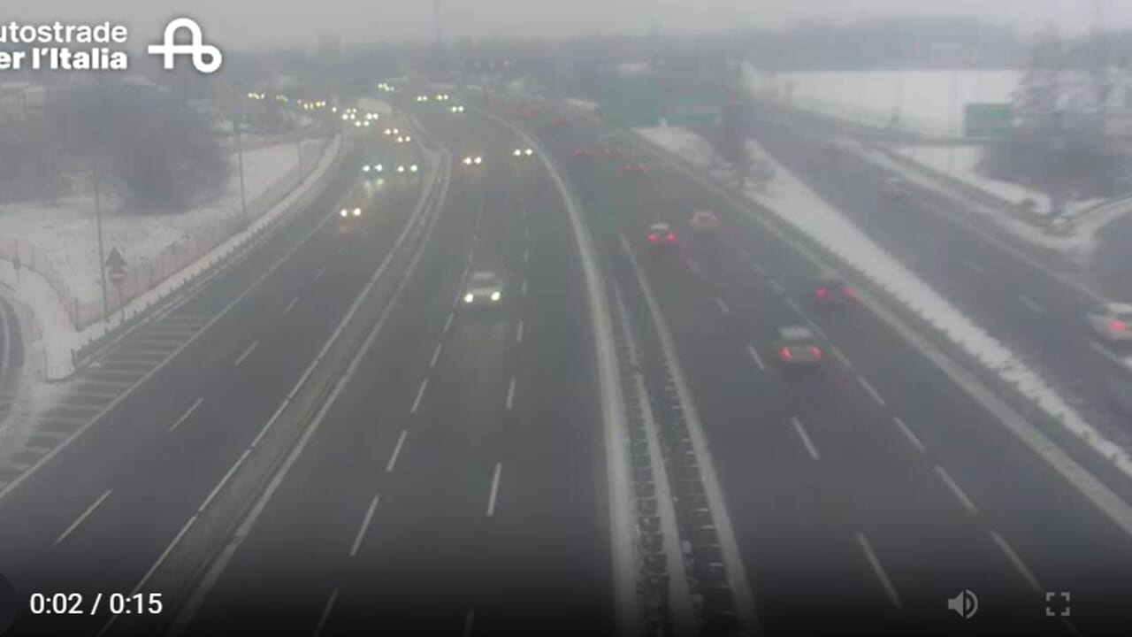 Pericolo ghiaccio, disagi e code in autostrada per la neve: scatta l'allerta gelo